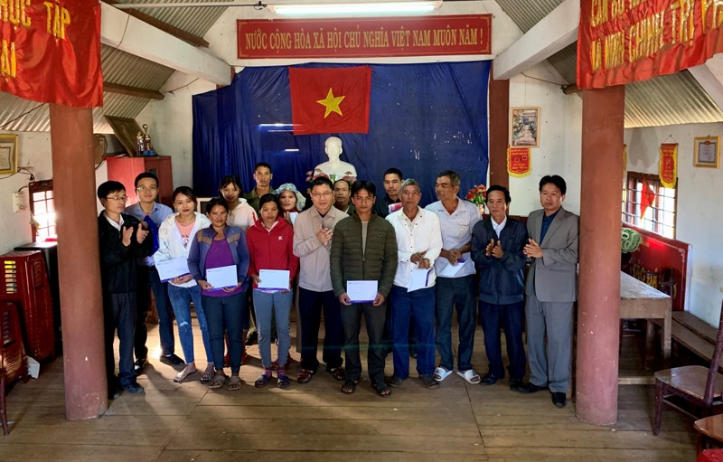 Trao quà tết cho hộ nghèo