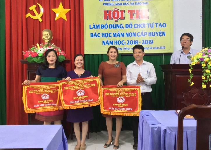 Hội thi đồ dùng, đồ chơi tự tạo cấp huyện bậc học mầm non năm học 2018 - 2019