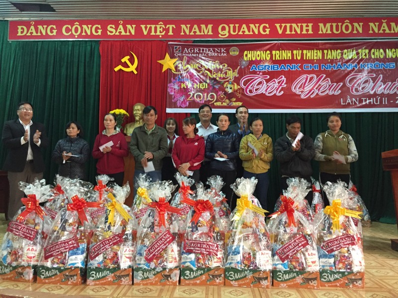 Ngân hàng Agribank chi nhánh Krông Năng tặng quà tết cho người nghèo