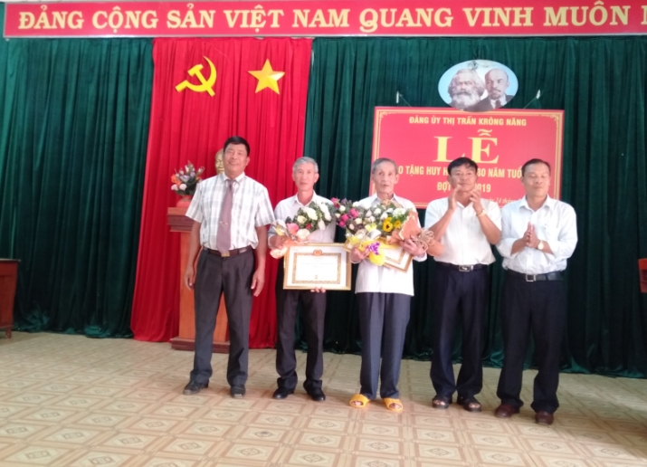 Đảng ủy thị trấn Krông Năng tổ chức trao hiệu 50, 30 năm tuổi Đảng đợt 19/5