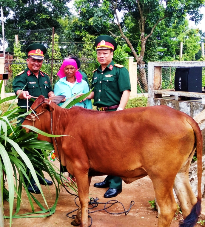 Cụm dân vận số 1 trao tặng bò cho đồng bào nghèo tại buôn Đliê Ya A xã Dliê Ya.