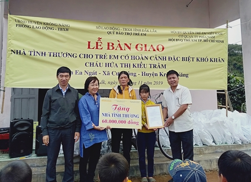 Bàn giao nhà tình thương cho trẻ có hoàn cảnh khó khăn tại xã Cư Klông