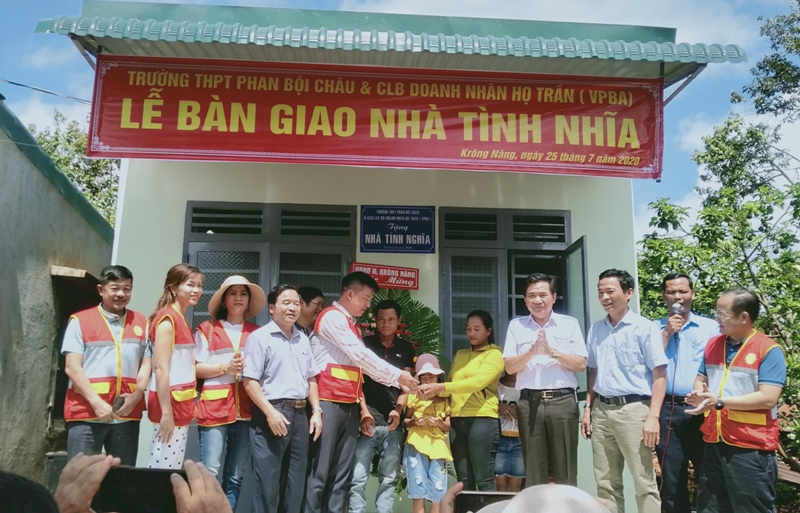 Đơn vị kết nghĩa và nhà hảo tâm trao nhà tình nghĩa, tặng quà cho học sinh nghèo tại buôn Wiao A thị trấn Krông Năng
