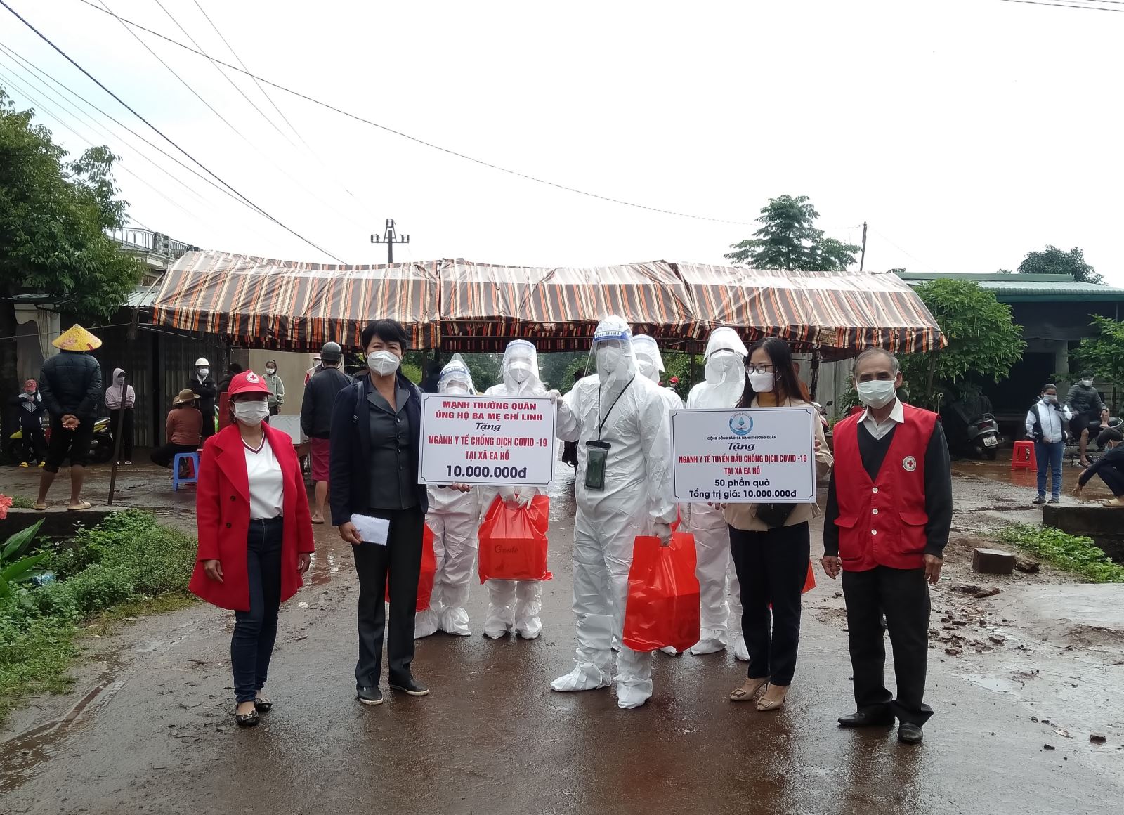 Trao quà tri ân lực lượng tuyến đầu chống dịch