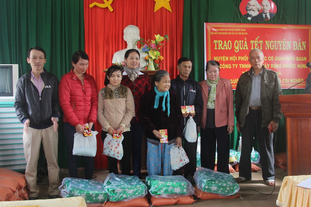 Hội Bảo trợ người tàn tật huyện tặng quà gia đình khó khăn trên địa bàn huyện