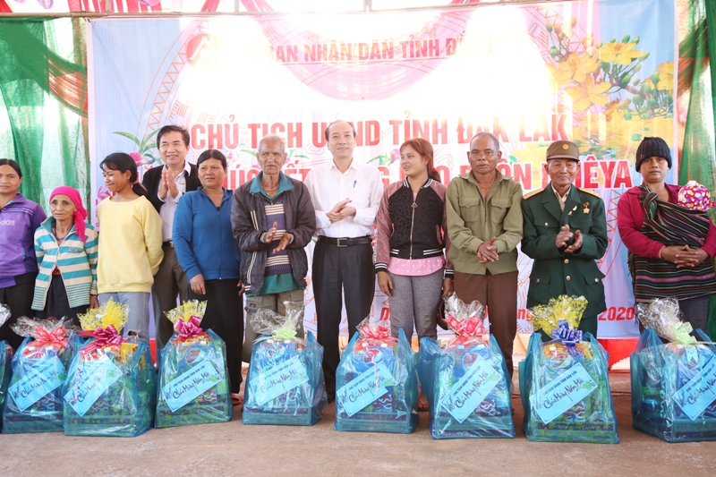 Lãnh đạo UBND tỉnh Đắk Lắk và huyện Krông Năng thăm chúc tết đồng bào Buôn kết nghĩa Đliê Ya