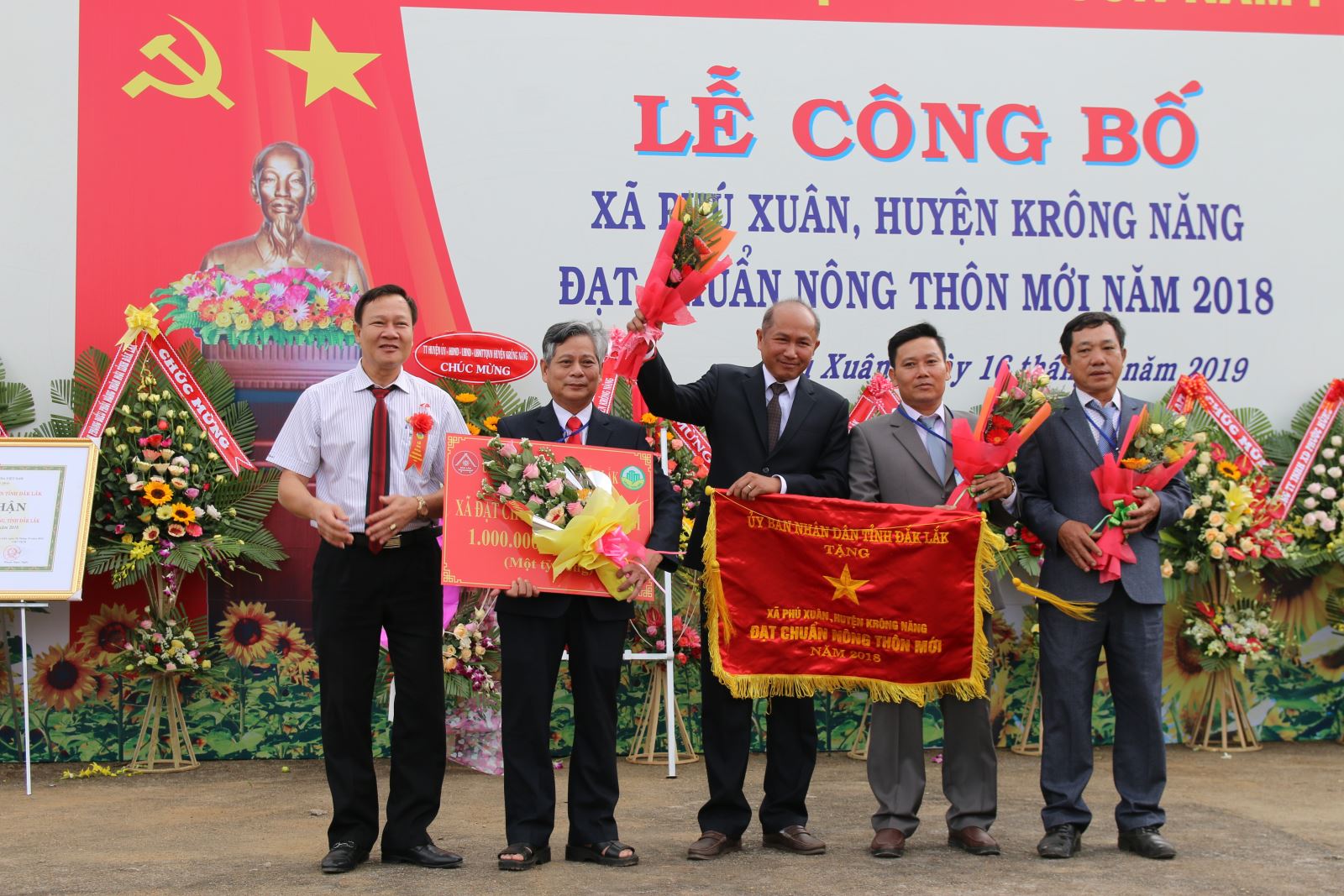 Xã Phú Xuân đón Bằng công nhận đạt chuẩn nông thôn mới