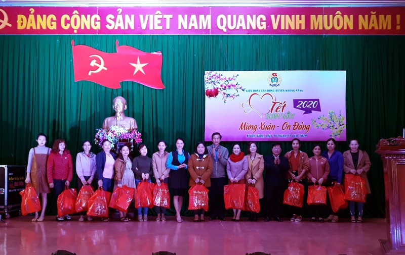 LĐLĐ huyện trao qua Tết cho cán bộ, công nhân viên chức, người lao động