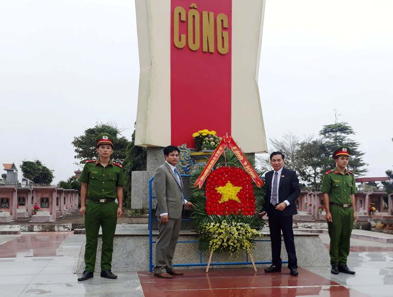 HĐND huyện: Viếng Nghĩa trang liệt sĩ trước kỳ họp thứ 7 HĐND huyện khóa VII