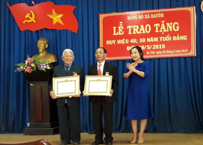 Đảng bộ xã Ea Tóh trao huy hiệu Đảng đợt 19/5