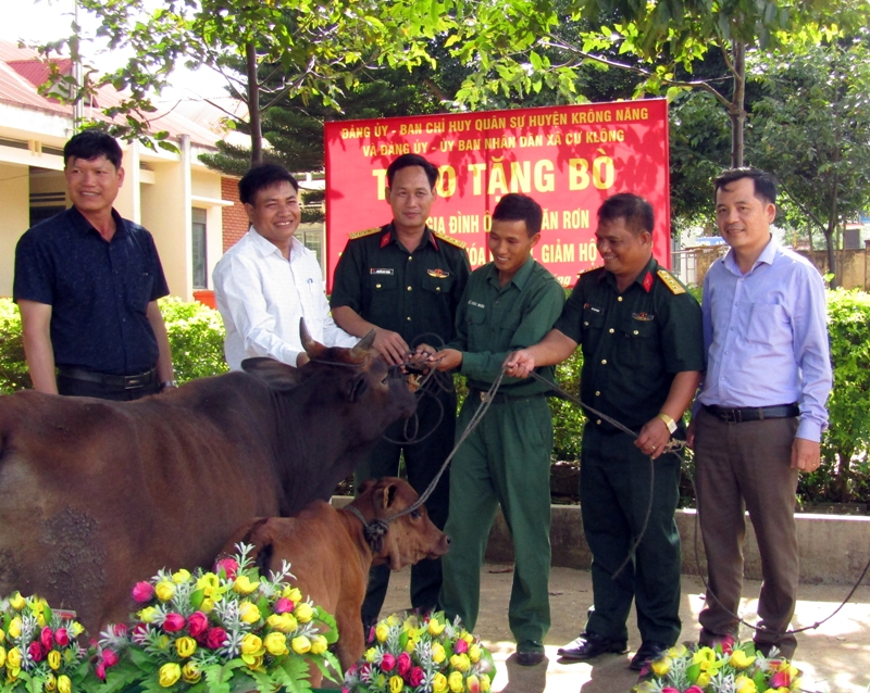 Cơ quan quân sự huyện tặng bò cho cựu Quân nhân