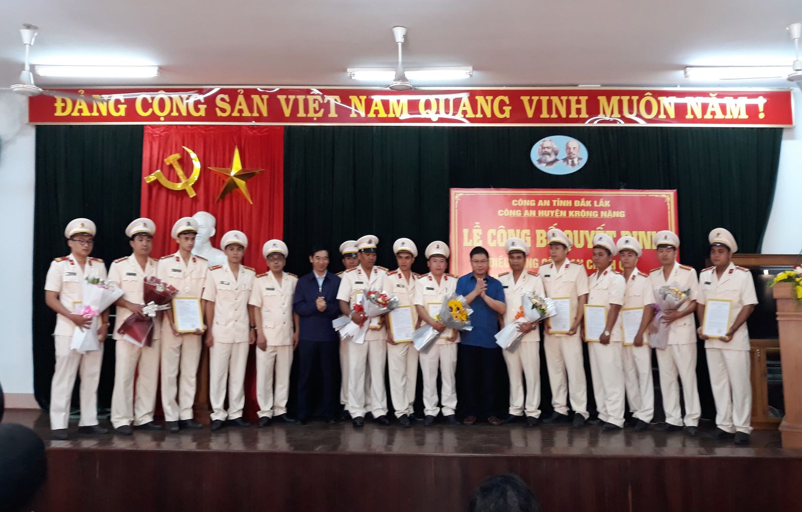 Huyện Krông Năng, công bố Quyết định điều động Công an chính quy đảm nhiệm chức danh Công an xã.