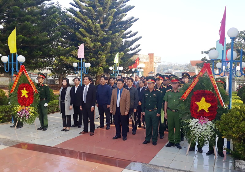 Viếng nghĩa trang liệt sỹ, nhân dịp tết Nguyễn Đán 2020
