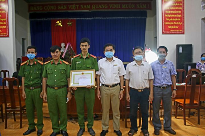 Chủ tịch UBND huyện thăm động viên, khen thưởng lực lượng công an cấp căn cước công dân