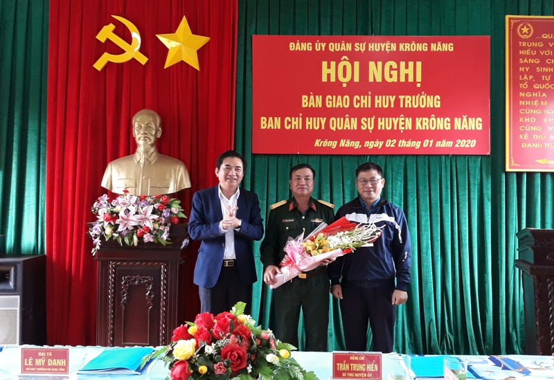 Bàn giao chỉ huy trưởng BCH quân sự huyện Krông Năng