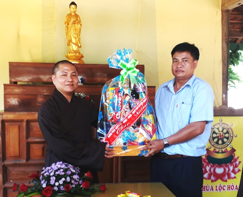 Lãnh đạo huyện Krông Năng thăm các chùa, niệm phật đường trên địa bàn huyện