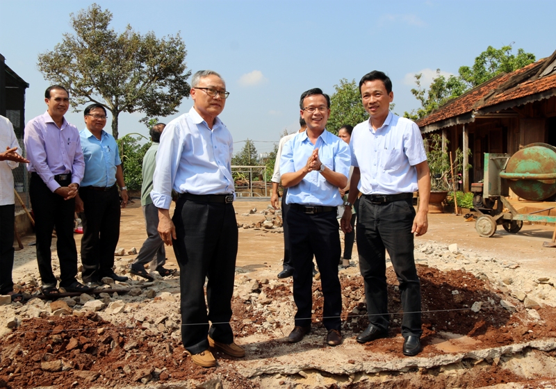 Khởi công xây dựng nhà Tình nghĩa