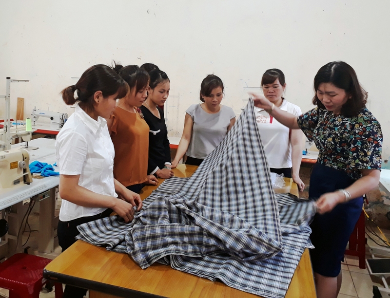 Khai giảng lớp dạy nghề may Công nghiệp cho lao động nông thôn