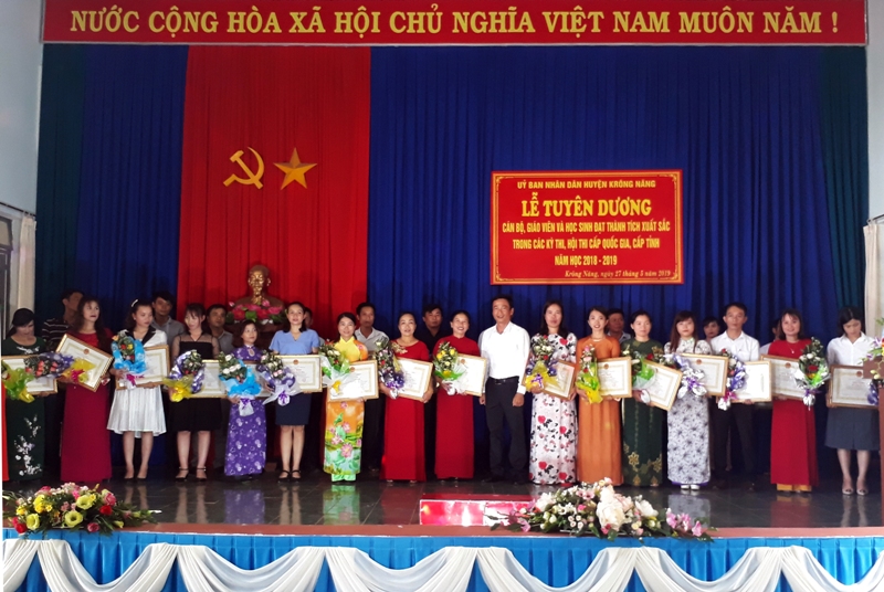 Tuyên dương giáo viên, học sinh có thành tích xuất sắc trong các kỳ thi Quốc gia, tỉnh năm học 2018 - 2019