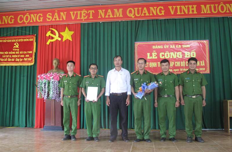 Đảng uỷ xã Ea Tam Công bố quyết định thành lập Chi bộ Công an xã