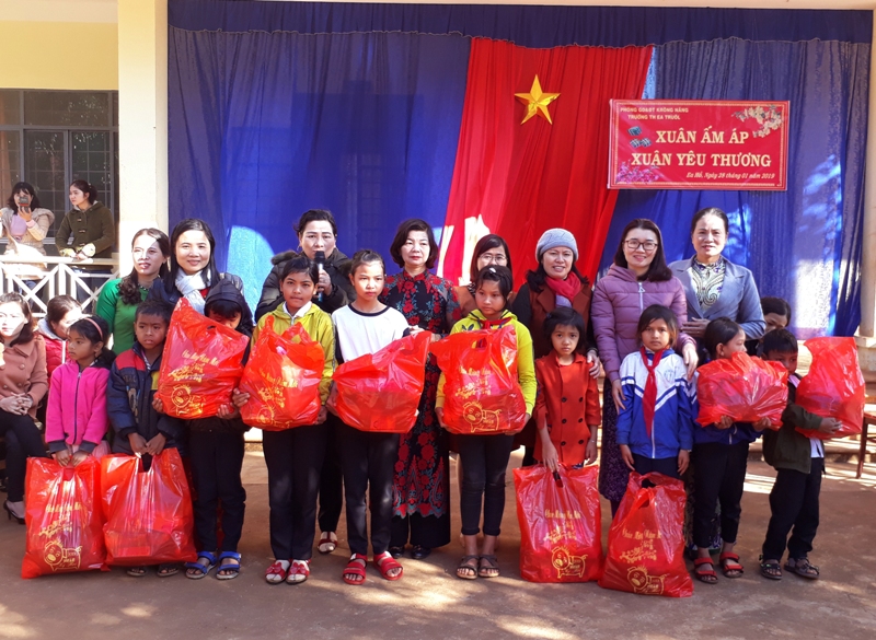 CLB phụ nữ tri thức tặng quà cho học sinh trường tiểu học Ea Truôl, xã Ea Hồ