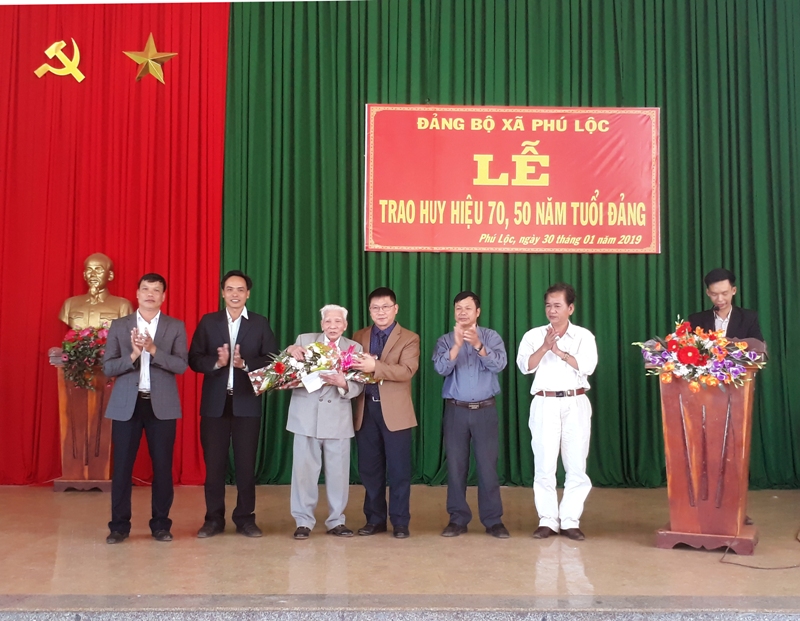 Trao huy hiệu 70, 50 năm tuổi Đảng đợt 3/2