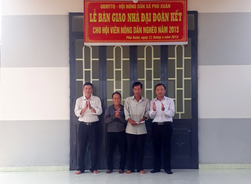 Hội nông dân xã Phú Xuân trao nhà Đại đoàn kết