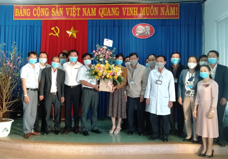 Lãnh đạo UBND huyện: Thăm tặng hoa nhân ngày Thầy thuốc Việt Nam 27/2