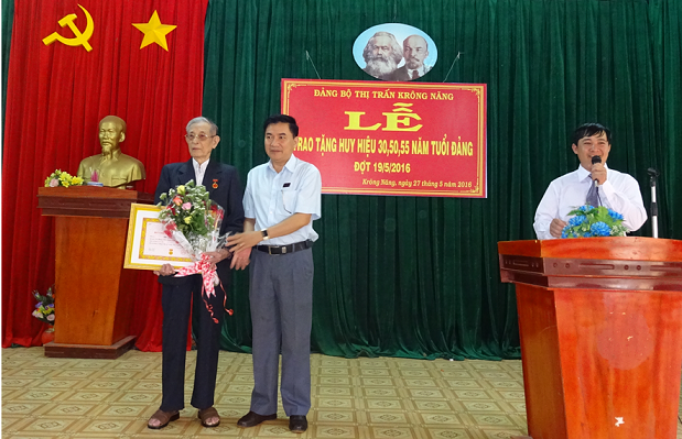 Lễ trao tặng Huy hiệu 30, 50 và 55 năm tuổi Đảng