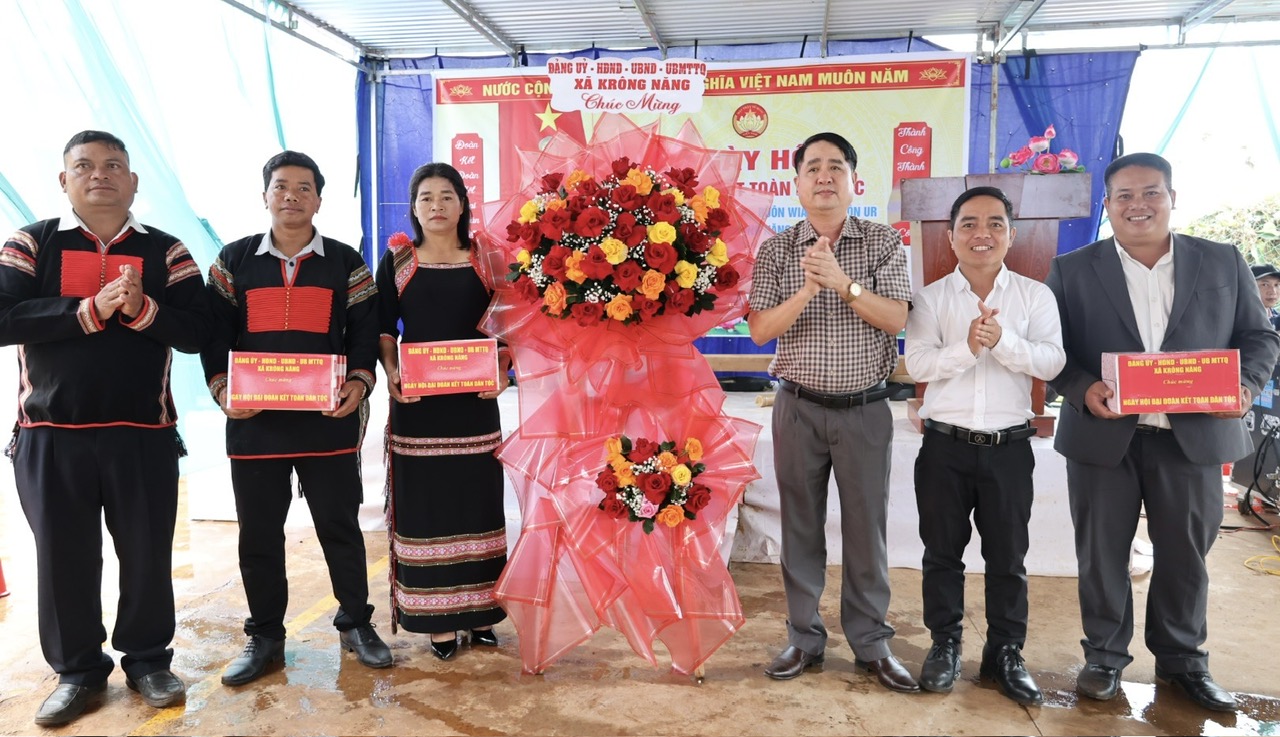 Đồng chí Phạm Bá Thìn, Bí thư Đảng ủy – Chủ tịch HĐND xã tham dự ngày hội đại đoàn kết liên khu dân cư: Buôn Wiao A, Buôn Wiao B và Buôn Ur