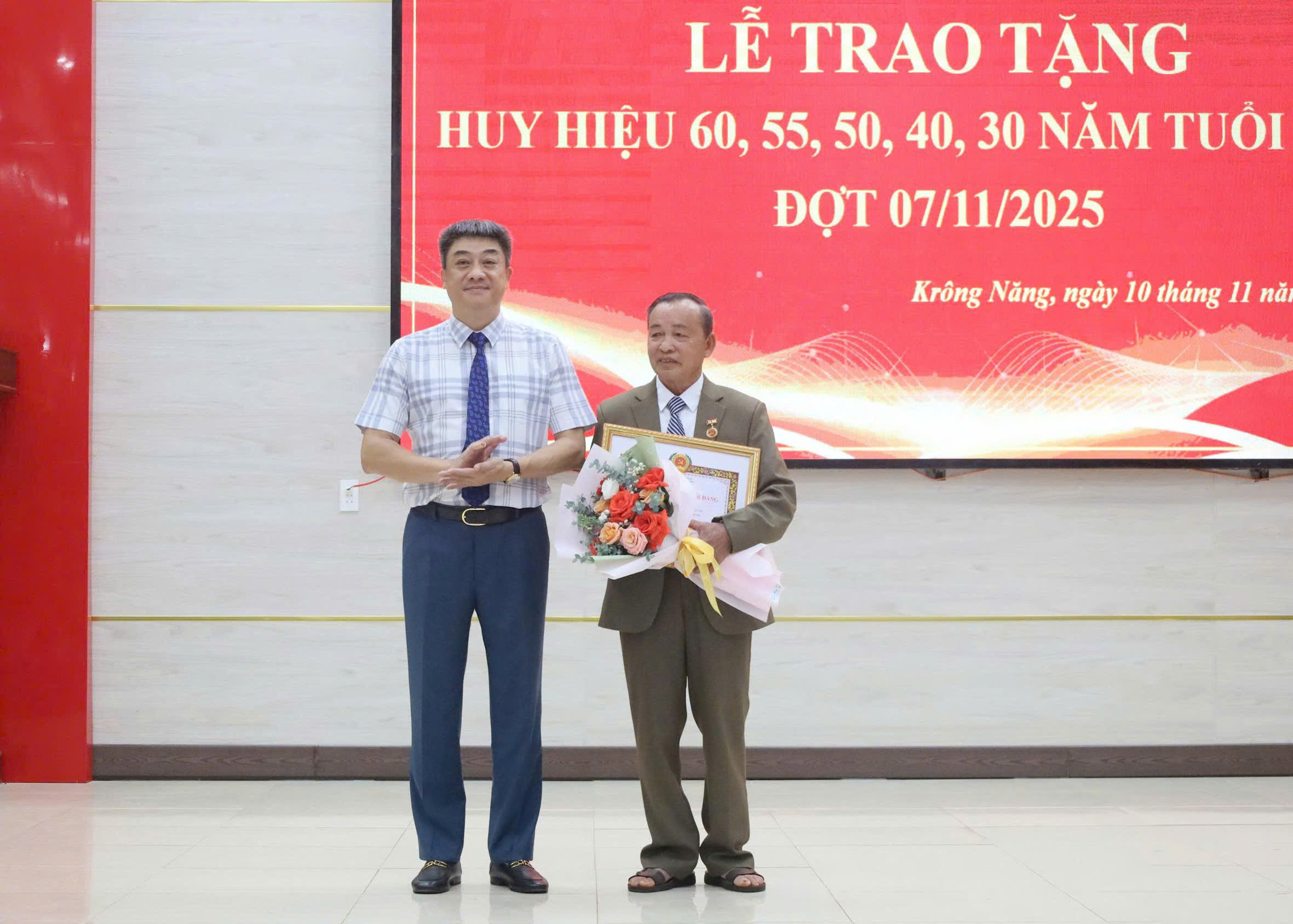 Đảng ủy xã Krông Năng trao tặng Huy hiệu Đảng đợt 07/11