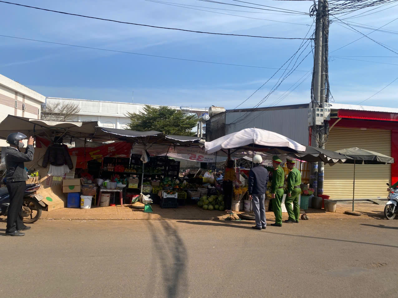 UBND xã Krông Năng tăng cường tuyên truyền, yêu cầu Nhân dân nghiêm túc chấp hành quy định về hành lang an toàn giao thông