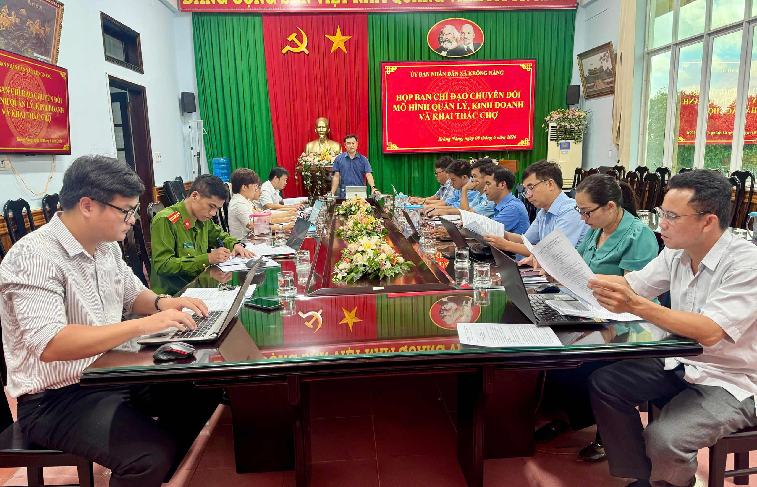 UBND XÃ KRÔNG NĂNG HỌP TRIỂN KHAI CHUYỂN ĐỔI MÔ HÌNH QUẢN LÝ, KINH DOANH VÀ KHAI THÁC CHỢ