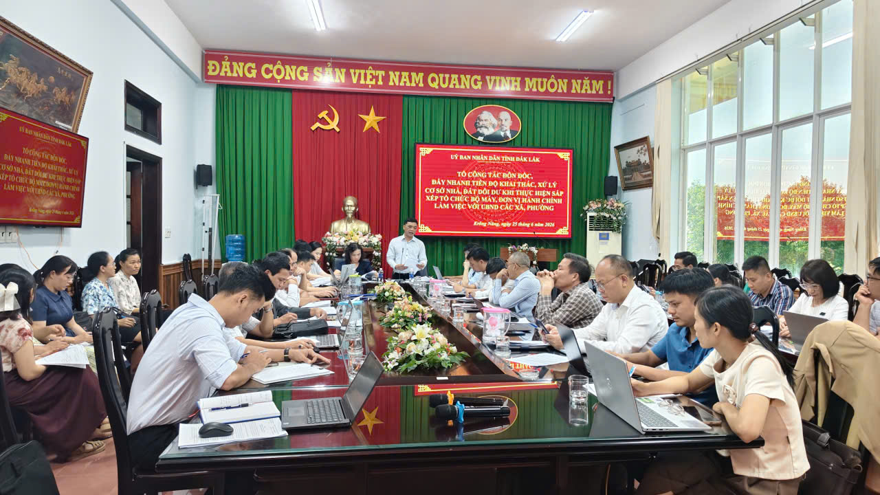 TỔ CÔNG TÁC CỦA TỈNH LÀM VIỆC TẠI XÃ KRÔNG NĂNG VỀ ĐẨY NHANH TIẾN ĐỘ XỬ LÝ CƠ SỞ NHÀ, ĐẤT DÔI DƯ SAU SẮP XẾP ĐƠN VỊ HÀNH CHÍNH