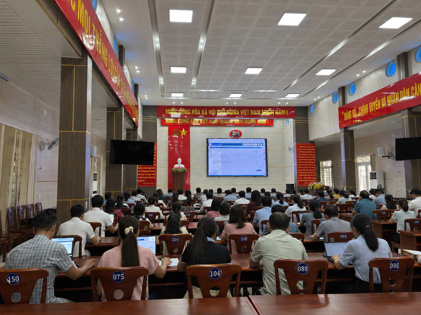 XÃ KRÔNG NĂNG THAM DỰ HỘI NGHỊ TẬP HUẤN TRIỂN KHAI HỆ THỐNG ĐÁNH GIÁ CÔNG CHỨC THEO KPI
