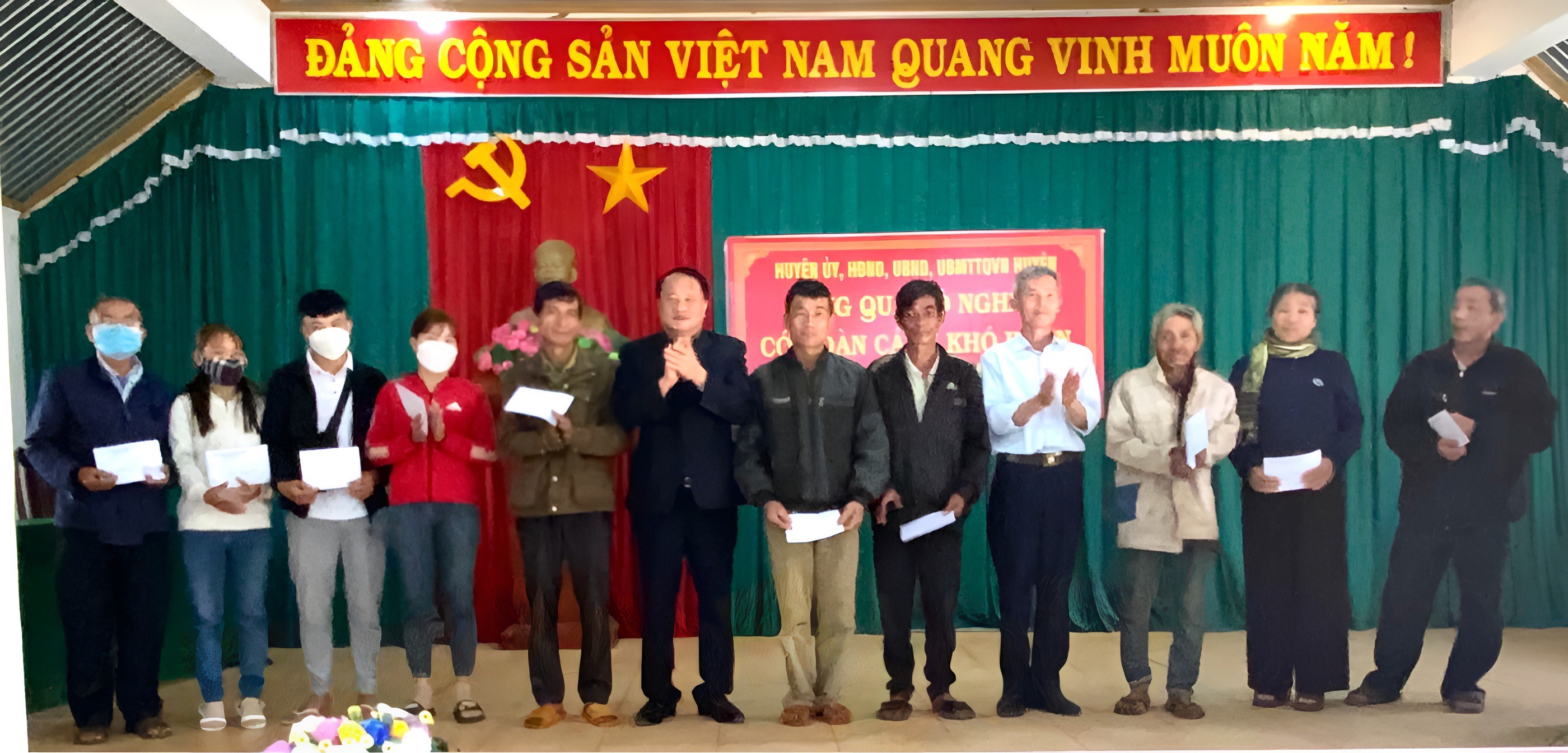 Lãnh đạo huyện tặng quà Tết 2023 trên địa bàn huyện
