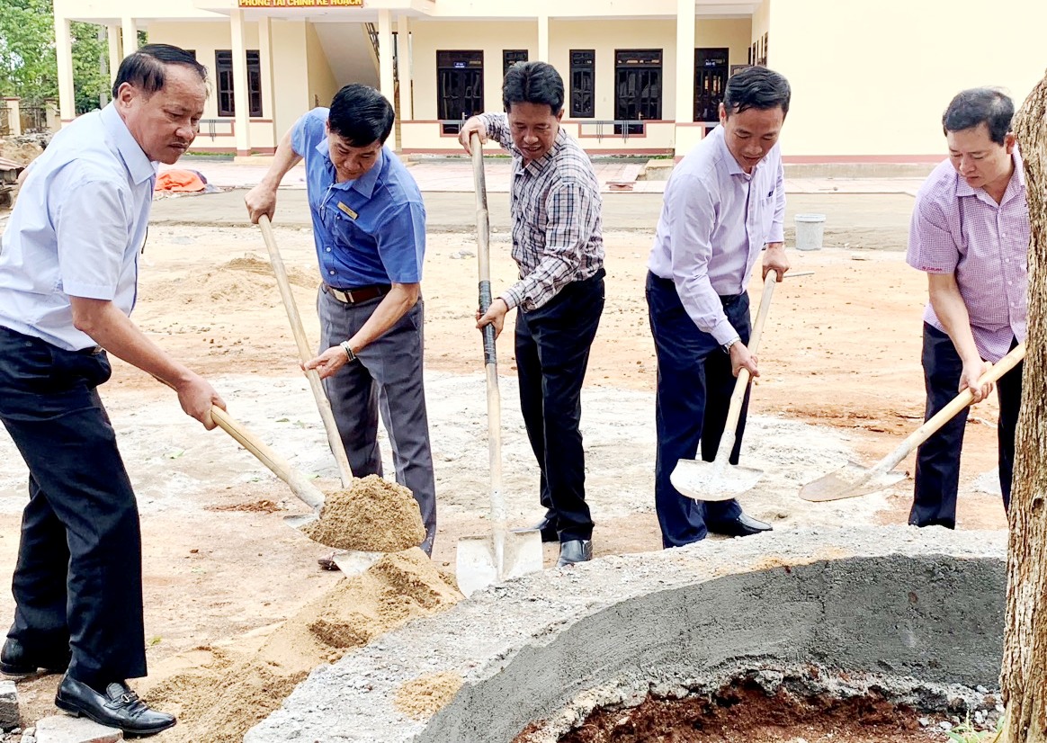 Lãnh đạo UBND huyện thăm và trồng cây tại Phòng Tài chính Kế hoạch
