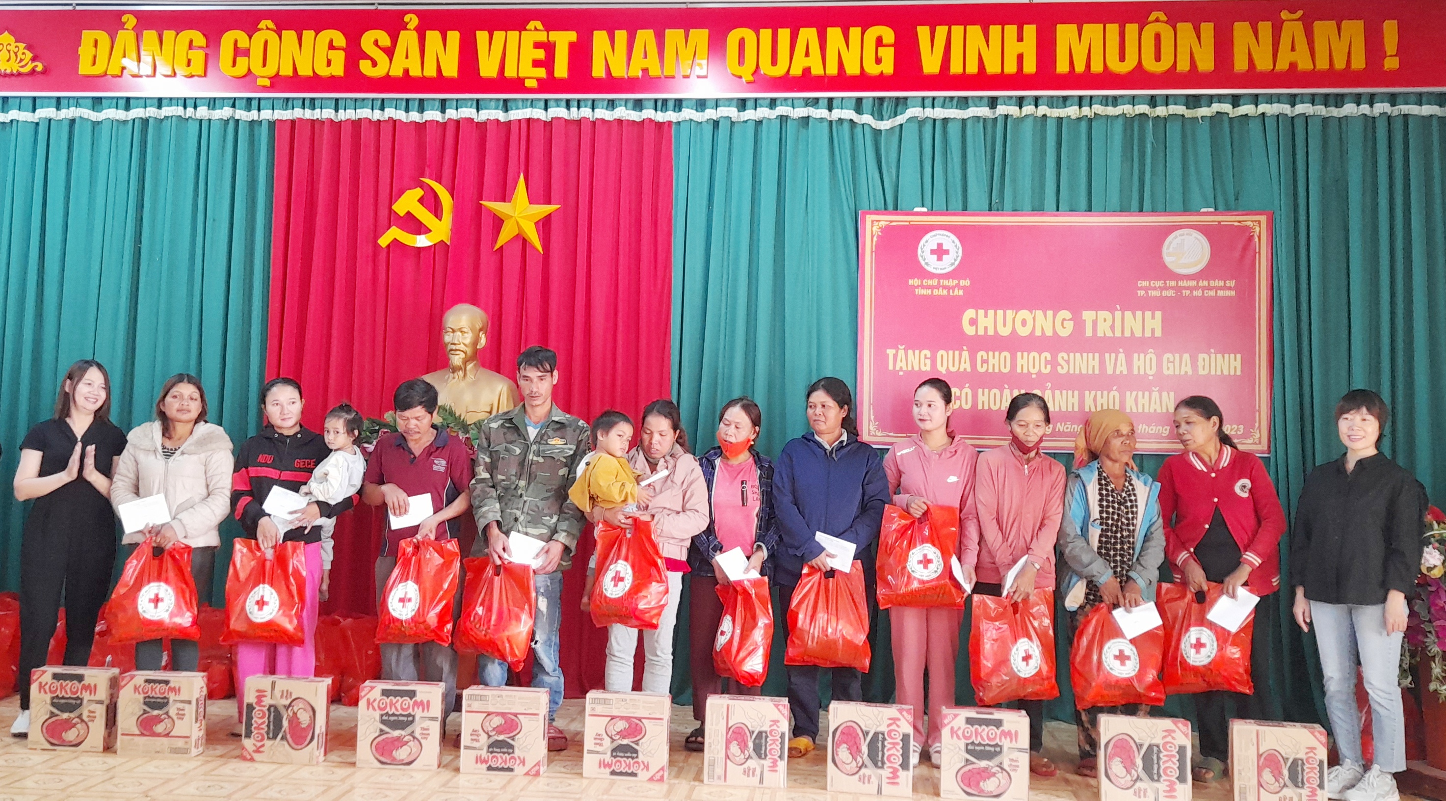 Hội Chữ thập huyện Krông Năng phối hợp trao học bổng học sinh nghèo vượt khó và tặng quà gia đình khó khăn