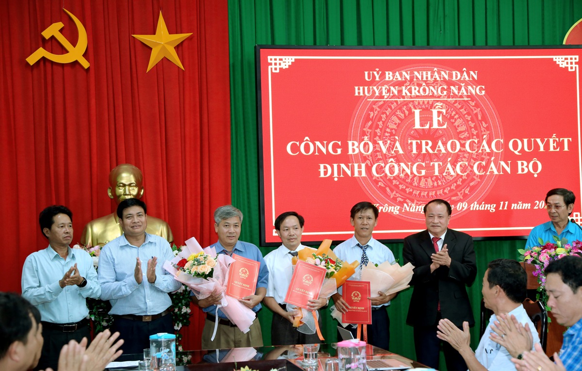 Huyện Krông Năng công bố các quyết định về công tác cán bộ