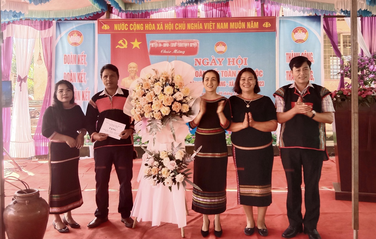 Sôi nổi Ngày hội Đại đoàn kết dân tộc Buôn Trang, xã Ea Hồ