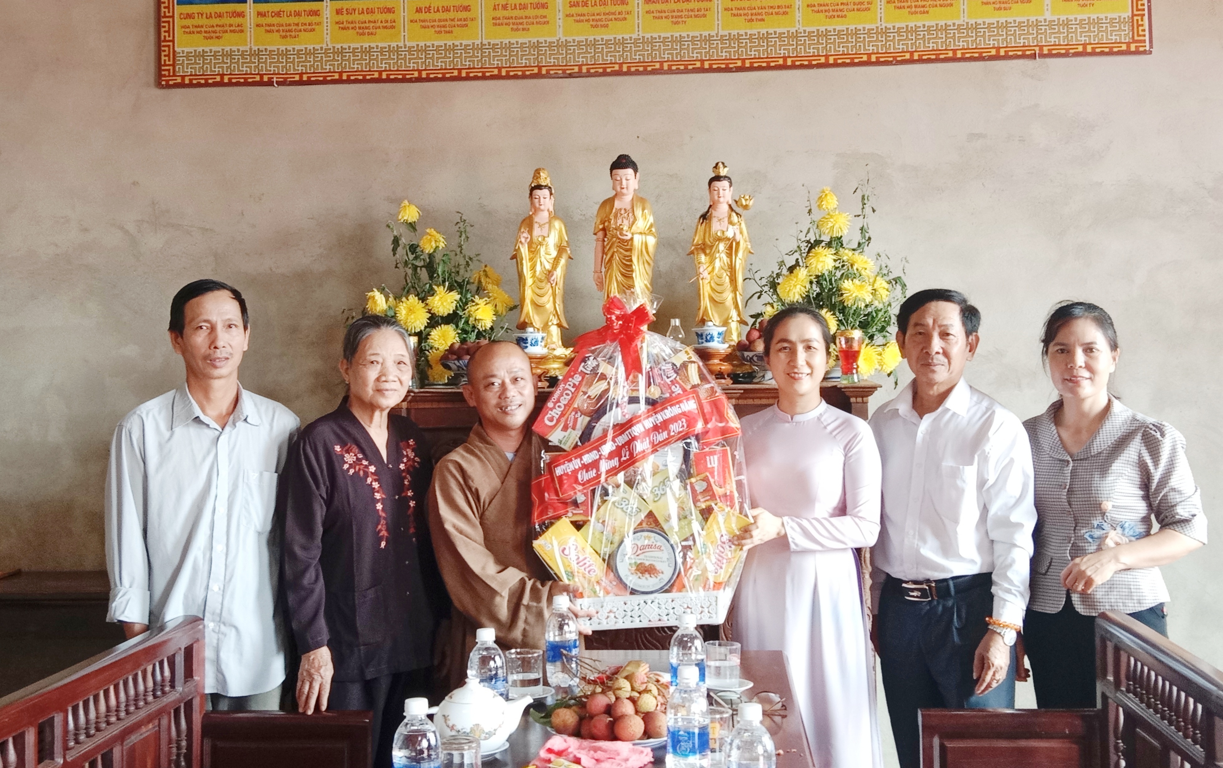 Huyện Krông năng thăm tặng quà các cơ sở Phật giáo nhân dịp Đại lễ Phật Đản Phật lịch 2567 - Dương lịch 2023