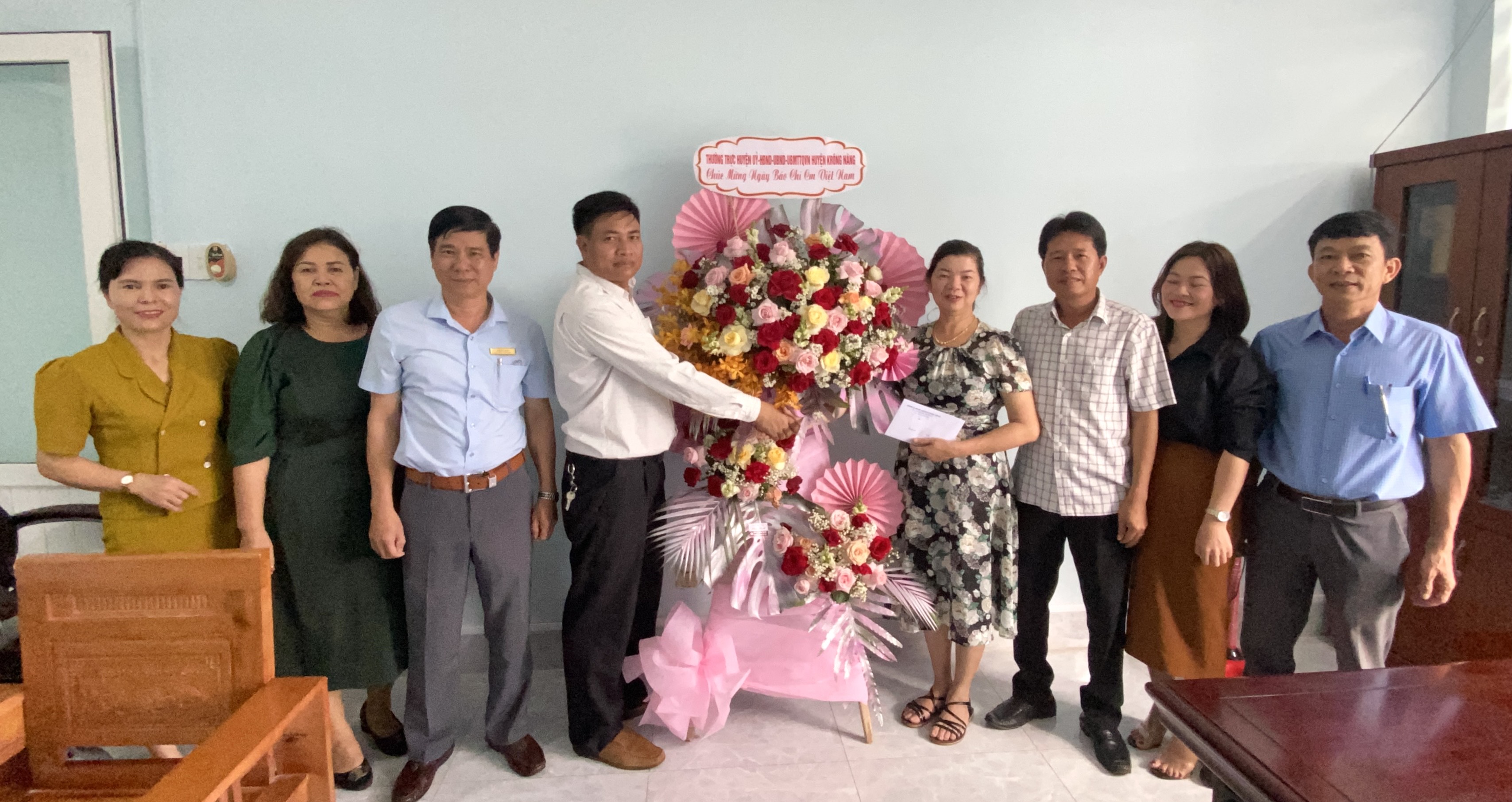Lãnh đạo huyện thăm, chúc mừng 98 năm ngày Báo chí cách mạng Việt Nam 