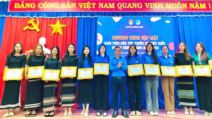 Huyện Krông Năng tuyên dương sinh viên dân tộc thiểu số tiêu biểu năm 2023.