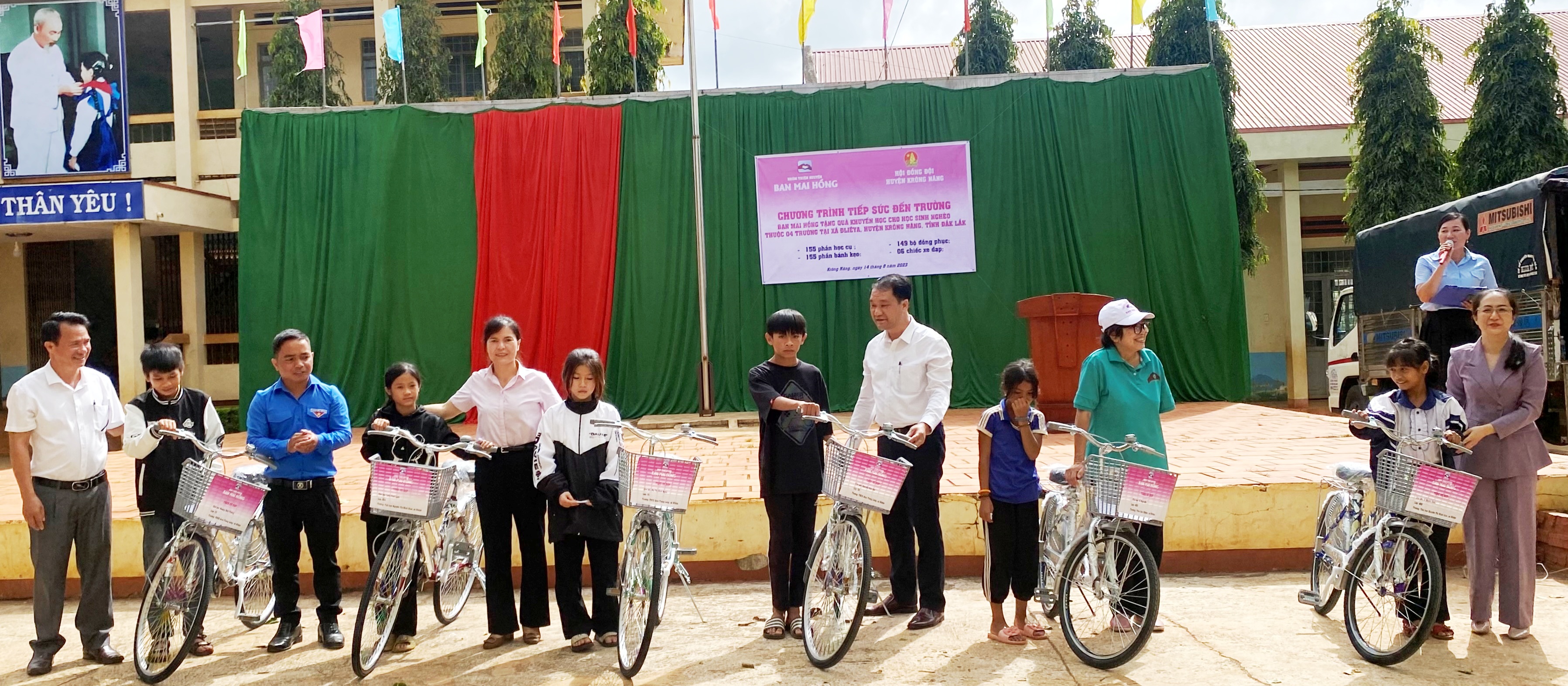 Tiếp sức đến trường cho học sinh có hoàn cảnh khó khăn