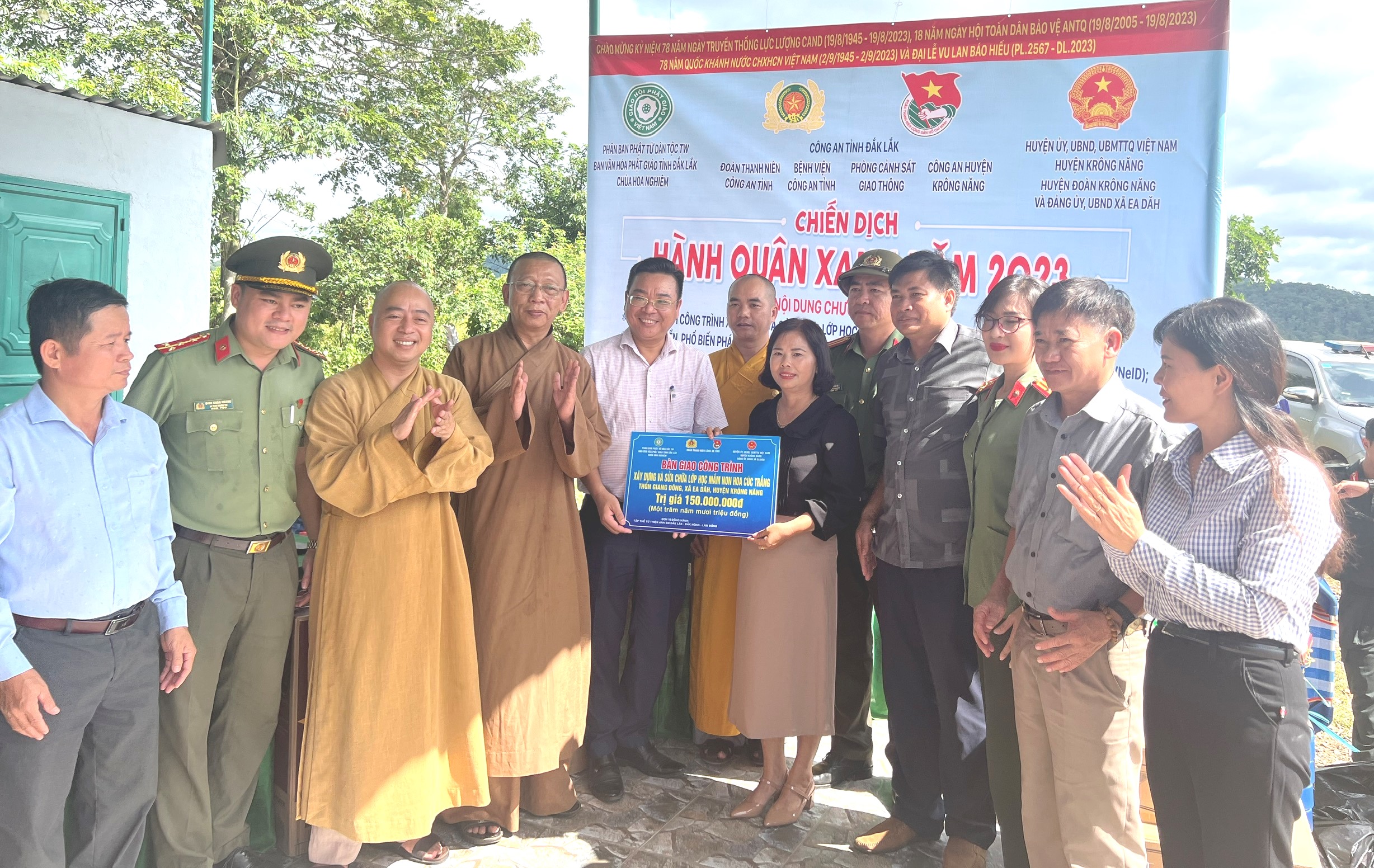Đoàn Thanh niên Công an tỉnh Đắk Lắk tổ chức Chiến dịch “Hành quân xanh” năm 2023 tại xã Ea Dăh