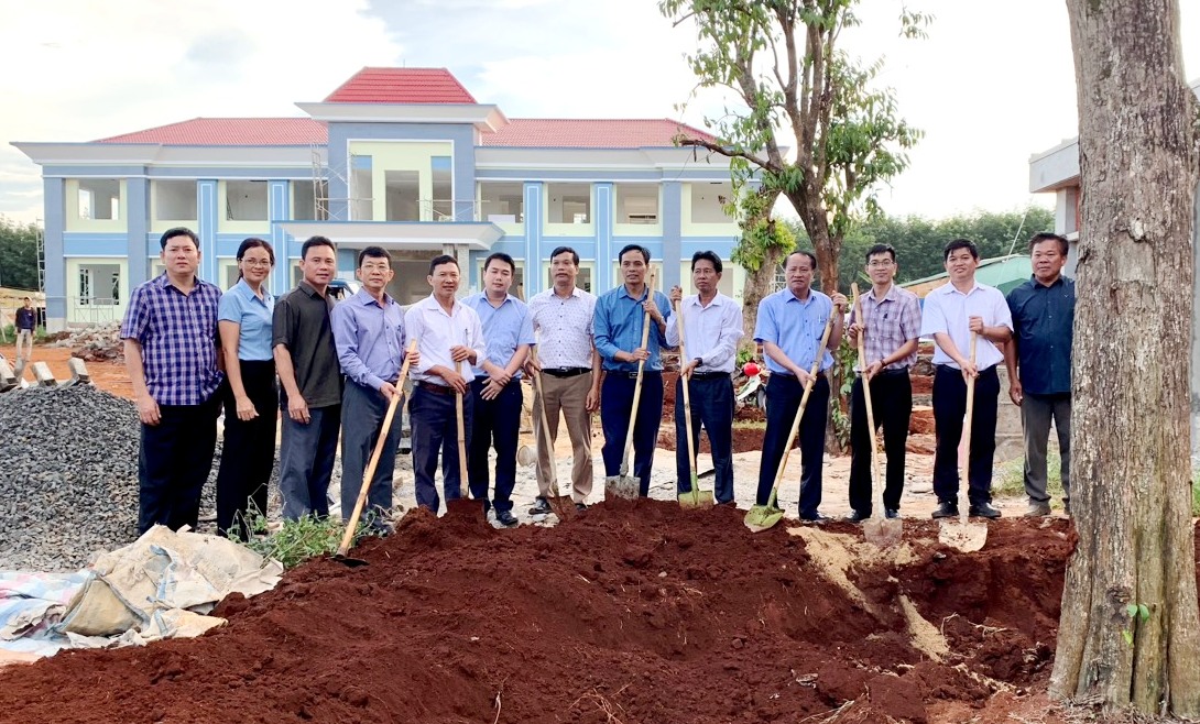 Lãnh đạo UBND huyện trồng cây xanh tại trụ sở làm việc mới của xã Phú Lộc