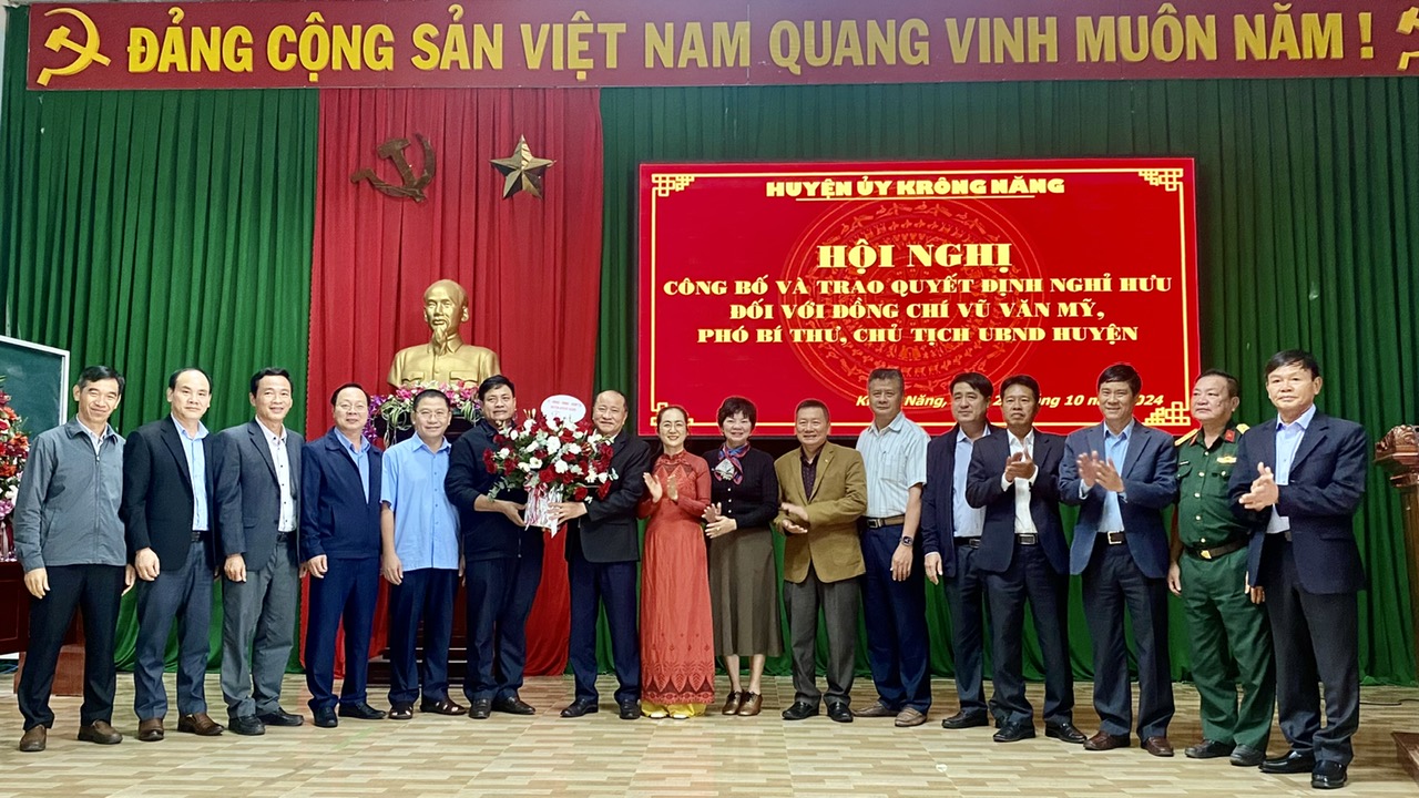 Hội nghị công bố và trao quyết định nghỉ hưu đối với đồng chí Vũ Văn Mỹ phó bí thư, chủ tịch UBND huyện