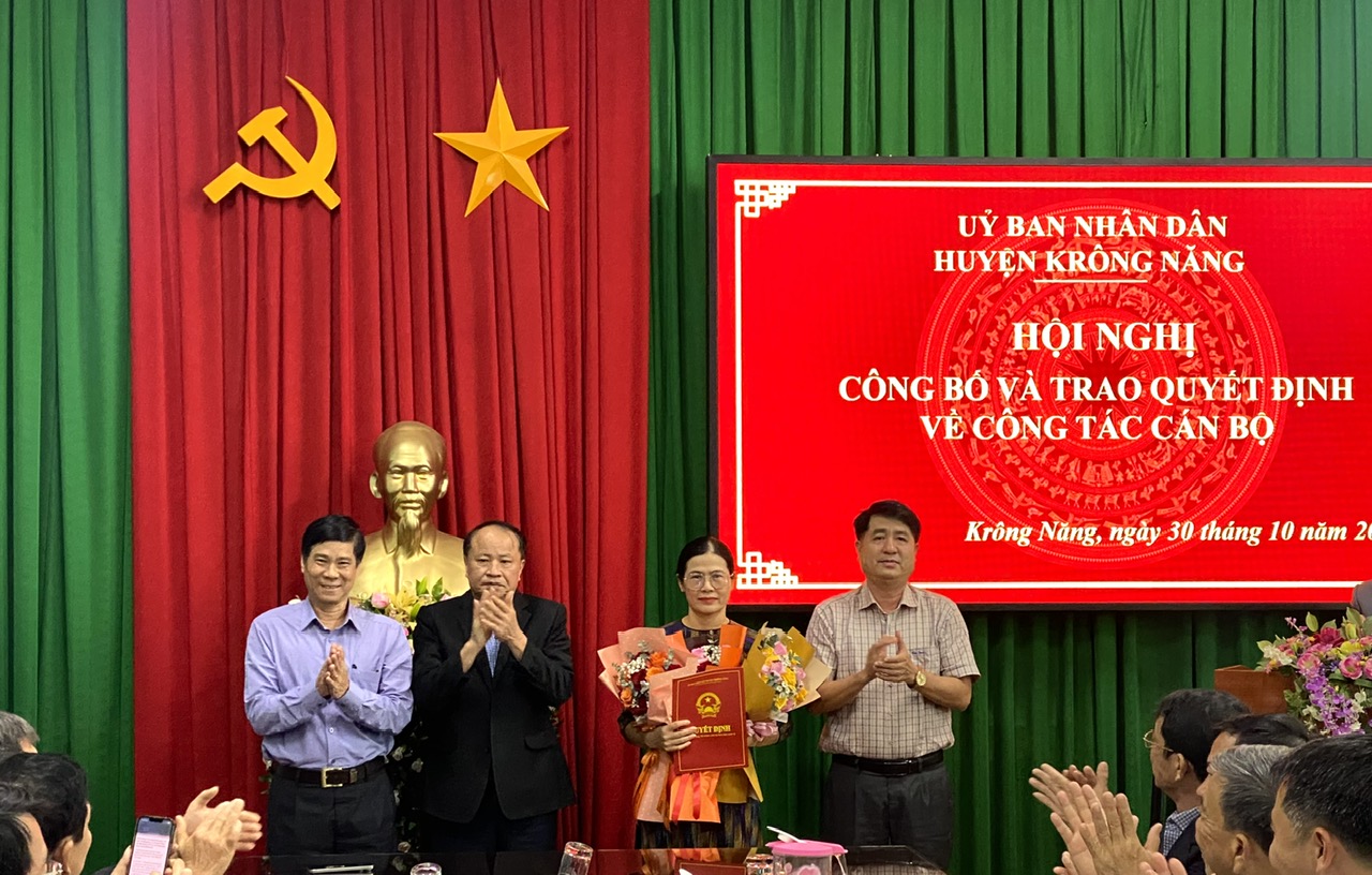 Huyện Krông Năng công bố quyết định về công tác cán bộ