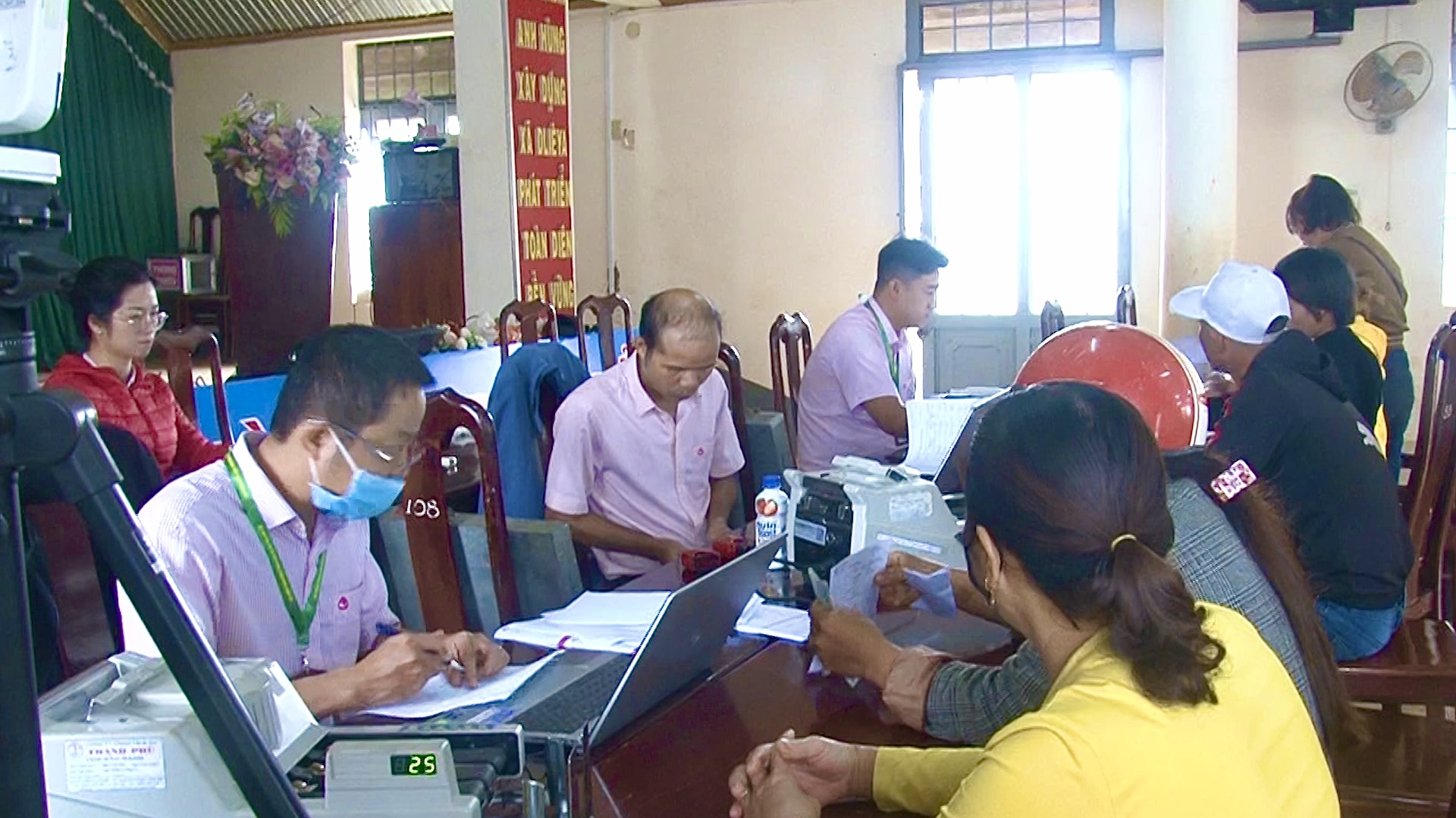 Phòng giao dịch Ngân hàng Chính sách xã hội huyện Krông Năng giải ngân hỗ trợ cho vay tại xã Dliêya