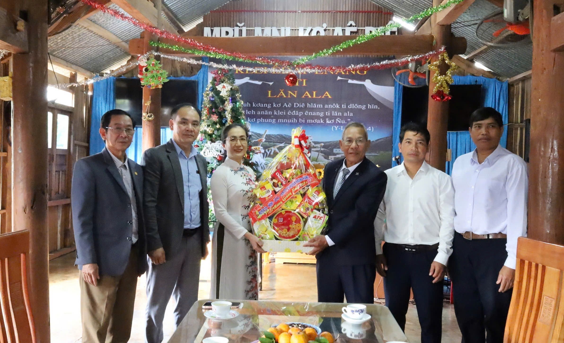 Bí thư huyện ủy Nguyễn Thị Thu An thăm, tặng quà nhân dịp Giáng sinh năm 2024
